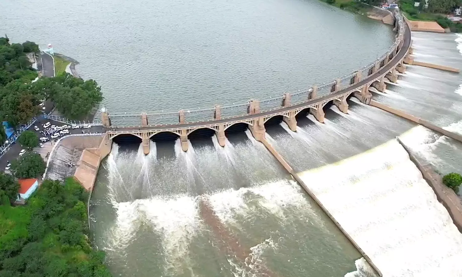 காவிரி நீர் வரத்து அதிகரித்துள்ளதால் கொள்ளிடம் ஆற்றில் திறந்து விடப்பட்ட உபரி நீர்